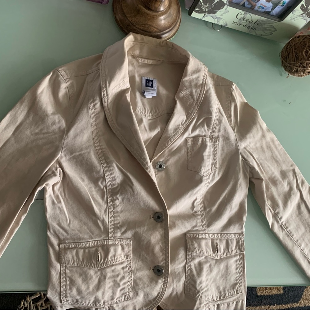 Gap vintage cropped button up coat.